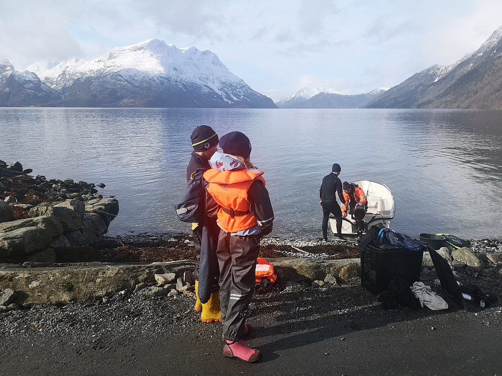 Sjøsetting av båt og de små gjør seg klare