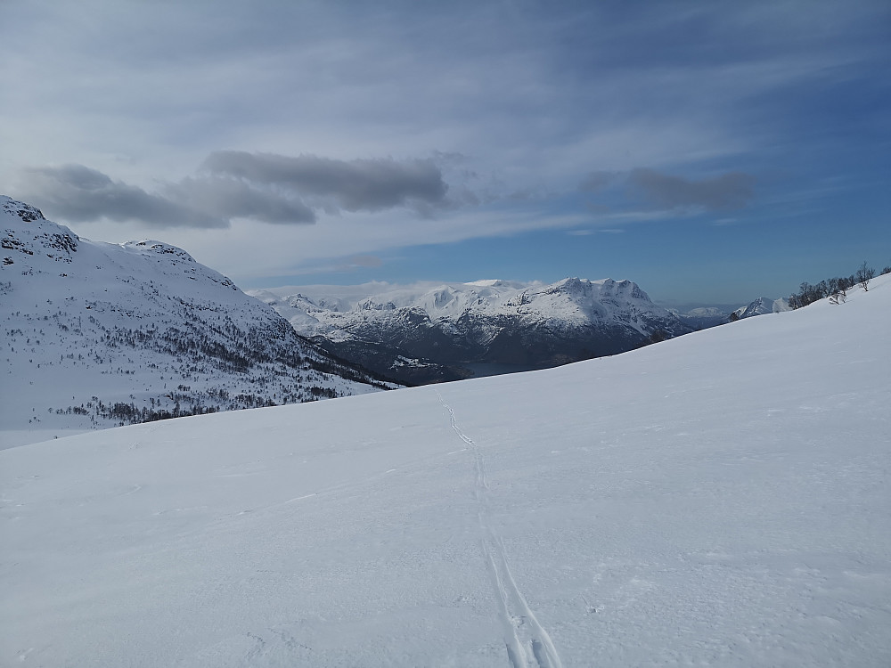 i ensom majestet oppover Lotsbergdalen