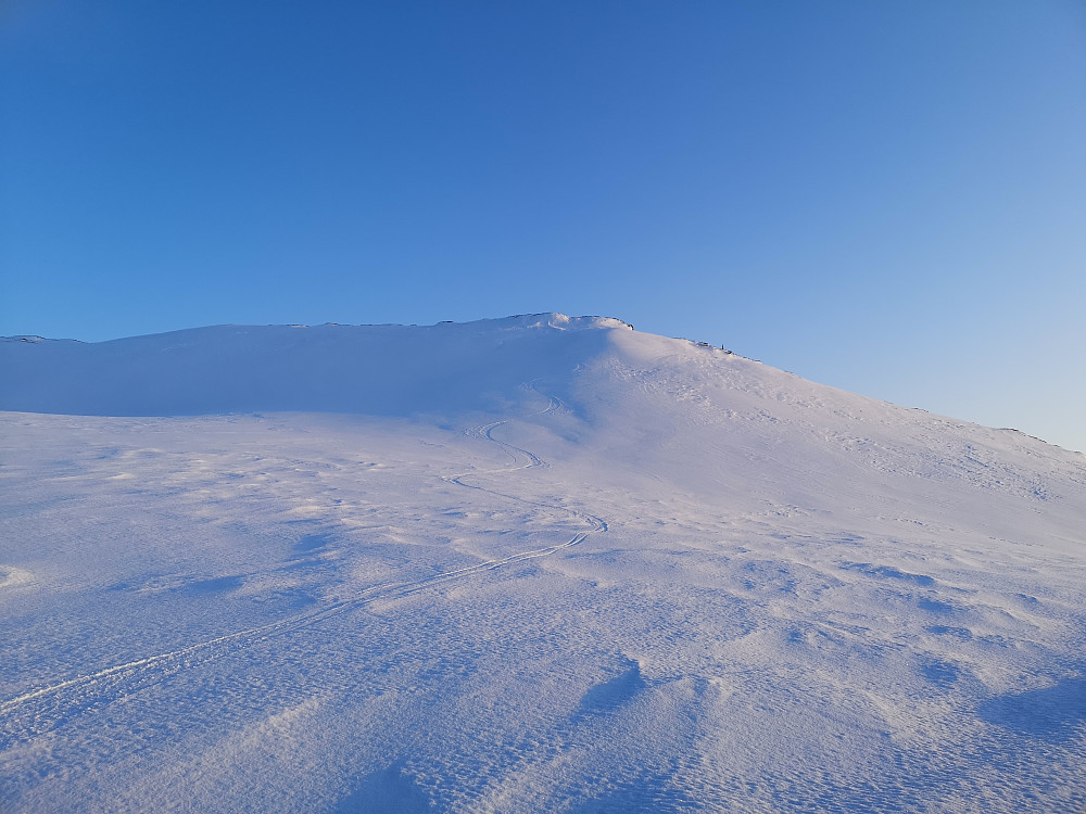 Herlig lite dryss av nysnø ned fra toppen 