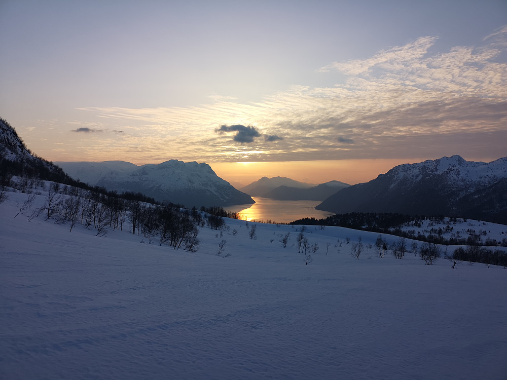 Kveldssol uti fjorden 