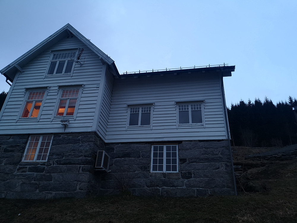 Oppdager at Ove i dag har sagd ned både plomme og epletreet nært huset...... litt vemodig!