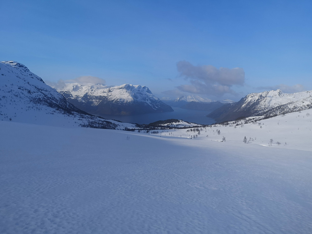 Tidlig formiddag oppover Lotsbergdalen