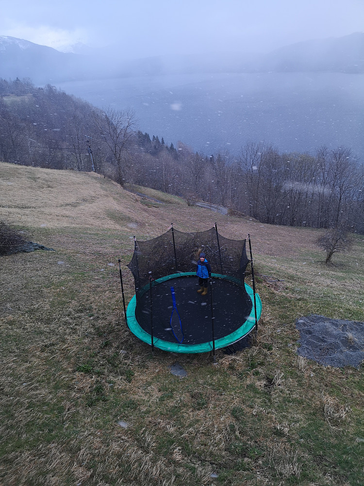 jaja, slik er det når en har slengt ut trampolina litt vel tidlig
