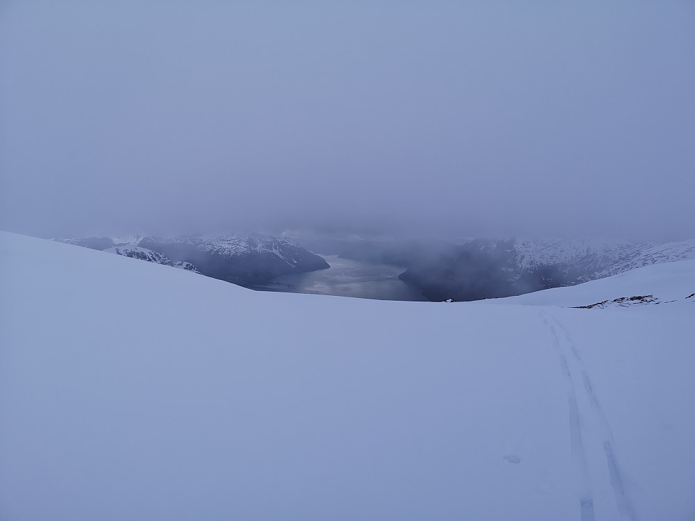 skispor i blånende snø