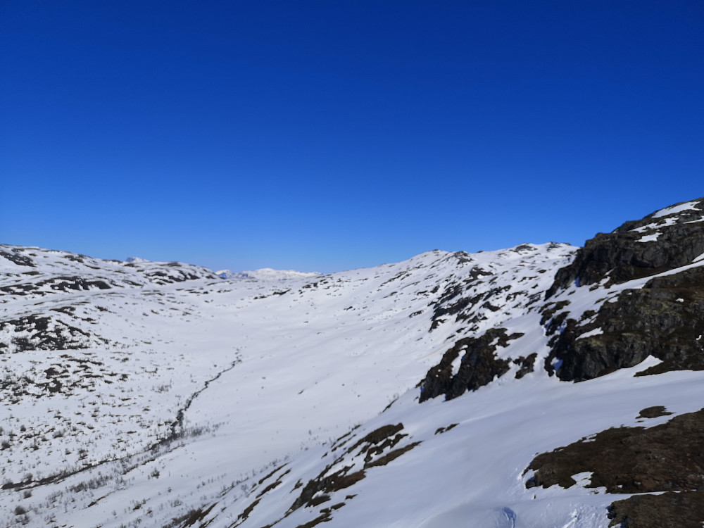 Mye snø ennå i Lotsbergdalen mot Svartegga
