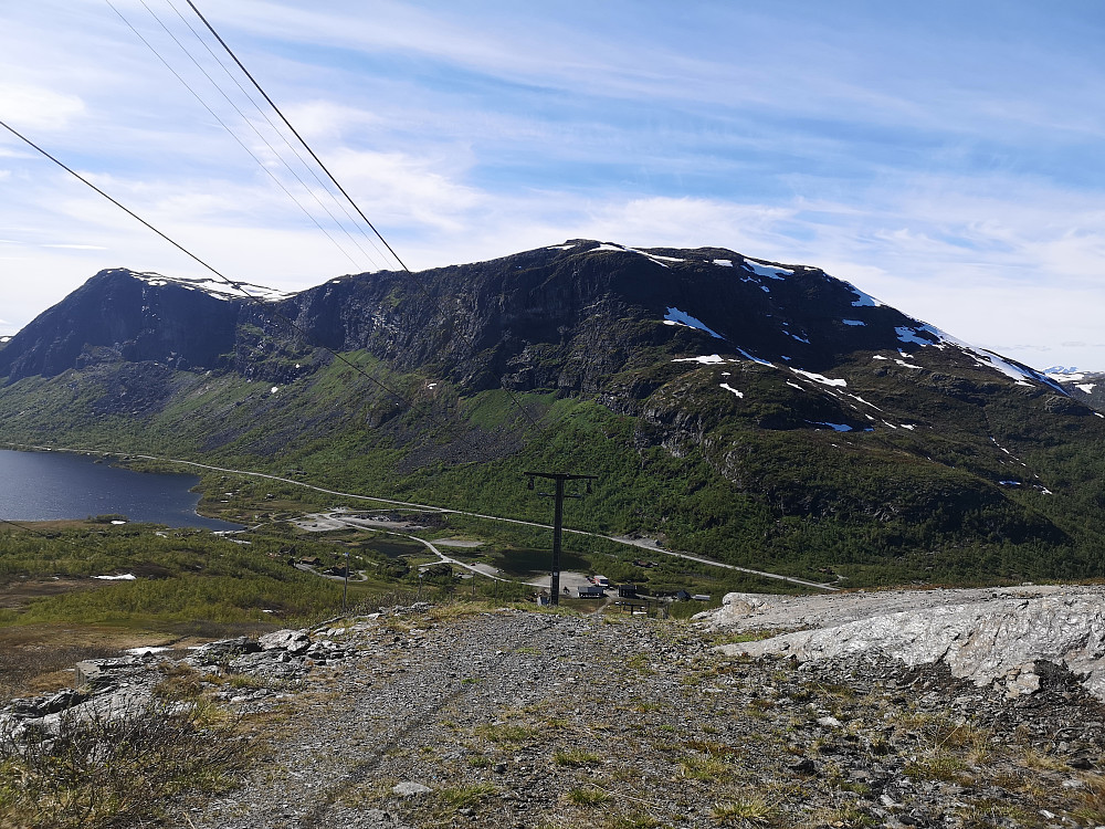 På vei opp skitrasseen med utsikt over mot Skørsnøse 