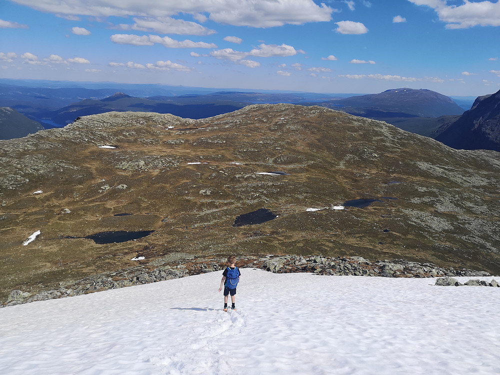 Mange artige snøfelt på ryggen ned fra Bergsfjellet