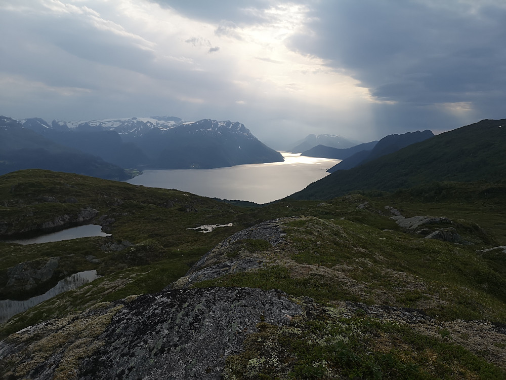 Fra Revureholten.  Mørke og truende skyer