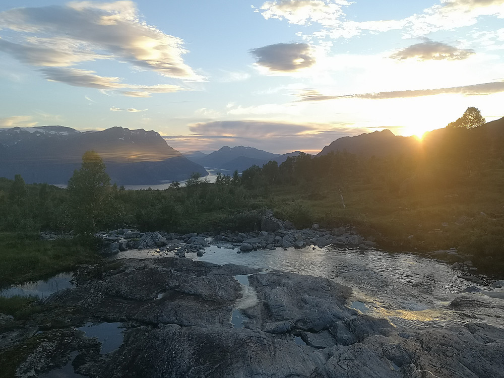 Idyllisk ved elva i Lotsbergdalen 