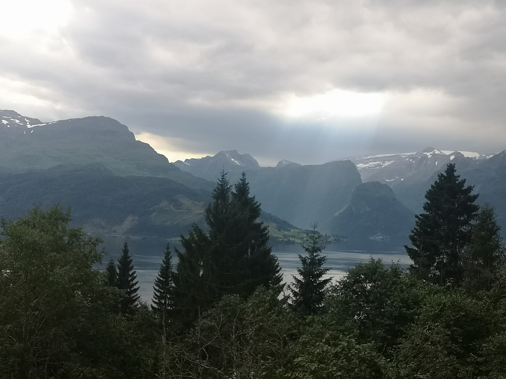 Ofte flott ettermiddagslys over Skjærdalen og Hyeneset