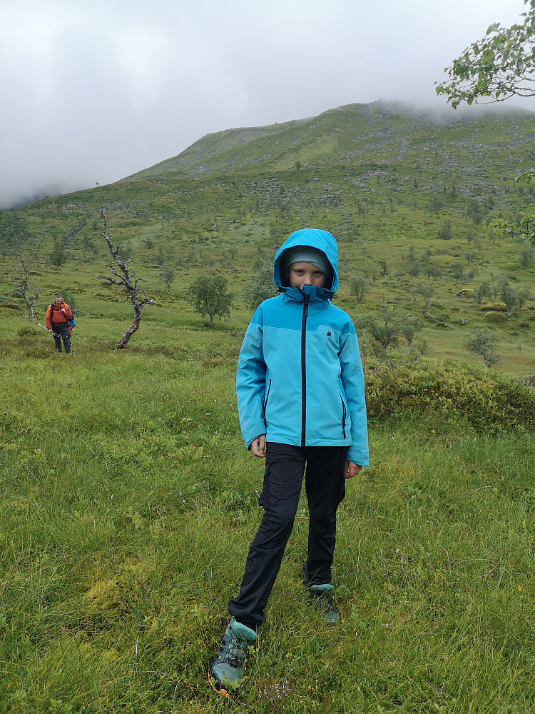 Ble gråere og litt vått etterhvert, men nå er vi straks nede i dalen igjen, da venter kun gjørme og myr tilbake til støylen