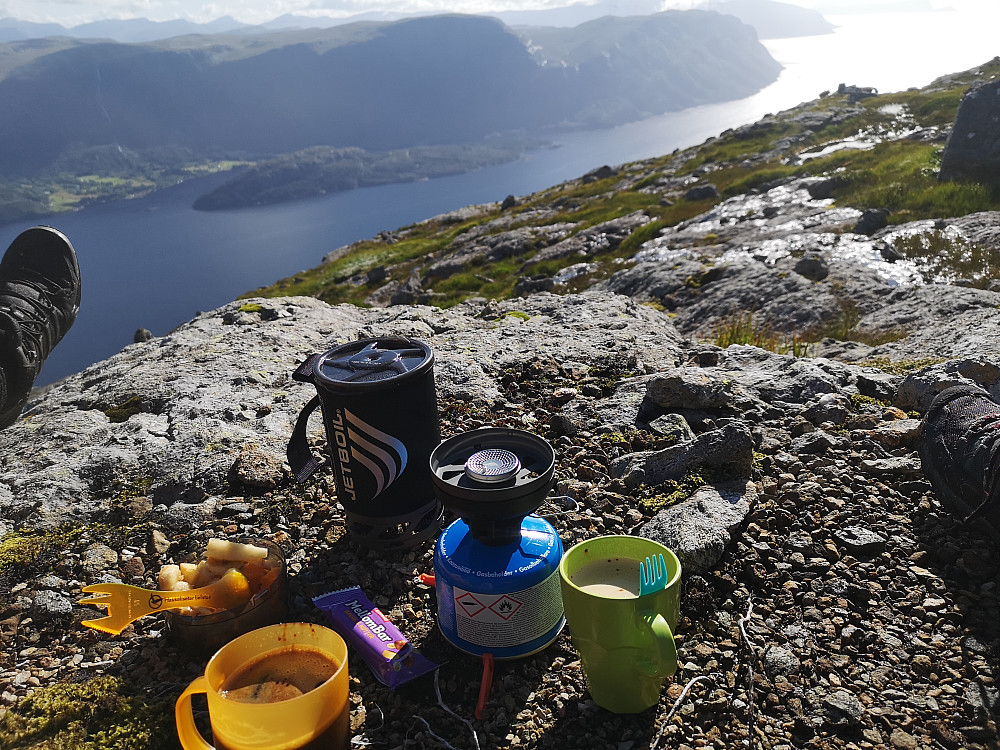 Nydelig godt med kaffe i sola etter å ha kommet opp igjen etter Hælen