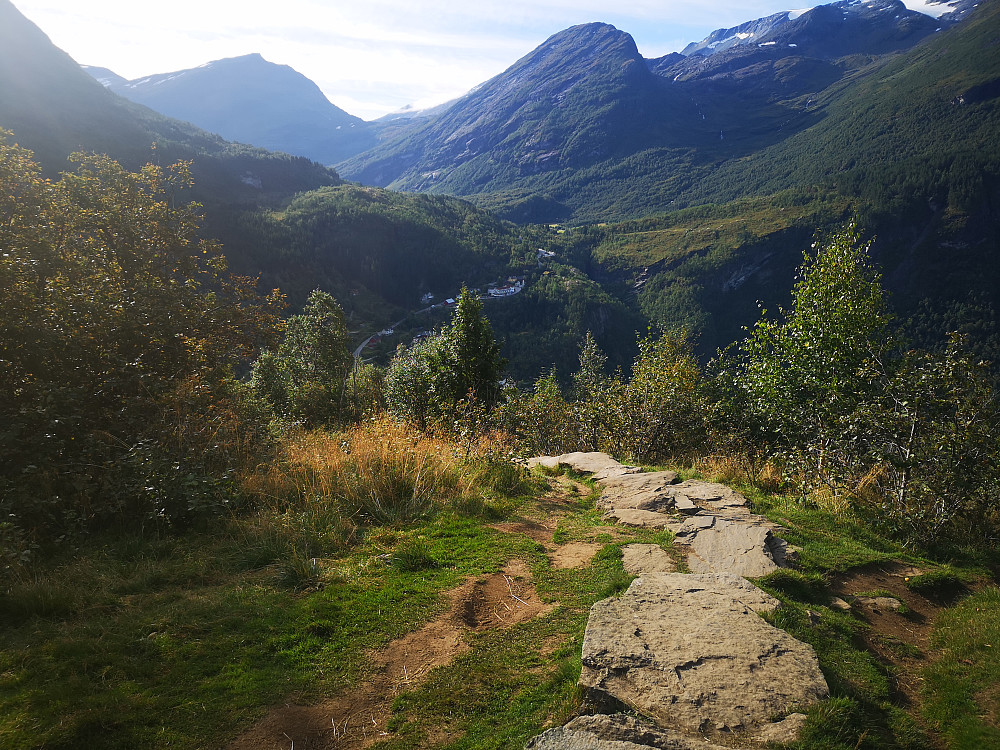 Stien fra Vesterås opp til Storsæterfossen er steinbelagt, sikkert veldig fornuftig da den er svært godt besøkt 