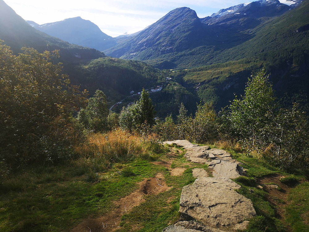 Stien fra Vesterås opp til Storsæterfossen er steinbelagt, sikkert veldig fornuftig da den er svært godt besøkt