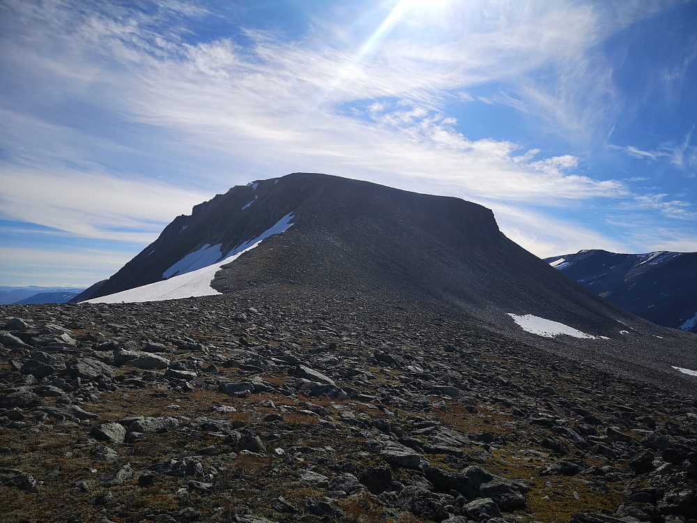 Mot Vesteråshornet. Denne har jeg besøkt for noen år siden fra Strynefjellsida da vi teltet ved fremste Viavatnet