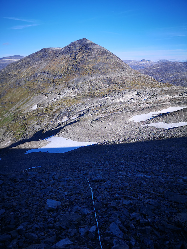 Oppover mot skaret mellom Holeegga og Vesteråshornet. Her er et laust parti og glatt fjell når det er vått vil jeg tro. Ellers ikke naudsynt å benytte tauet som sikkert har hengt der lenge...