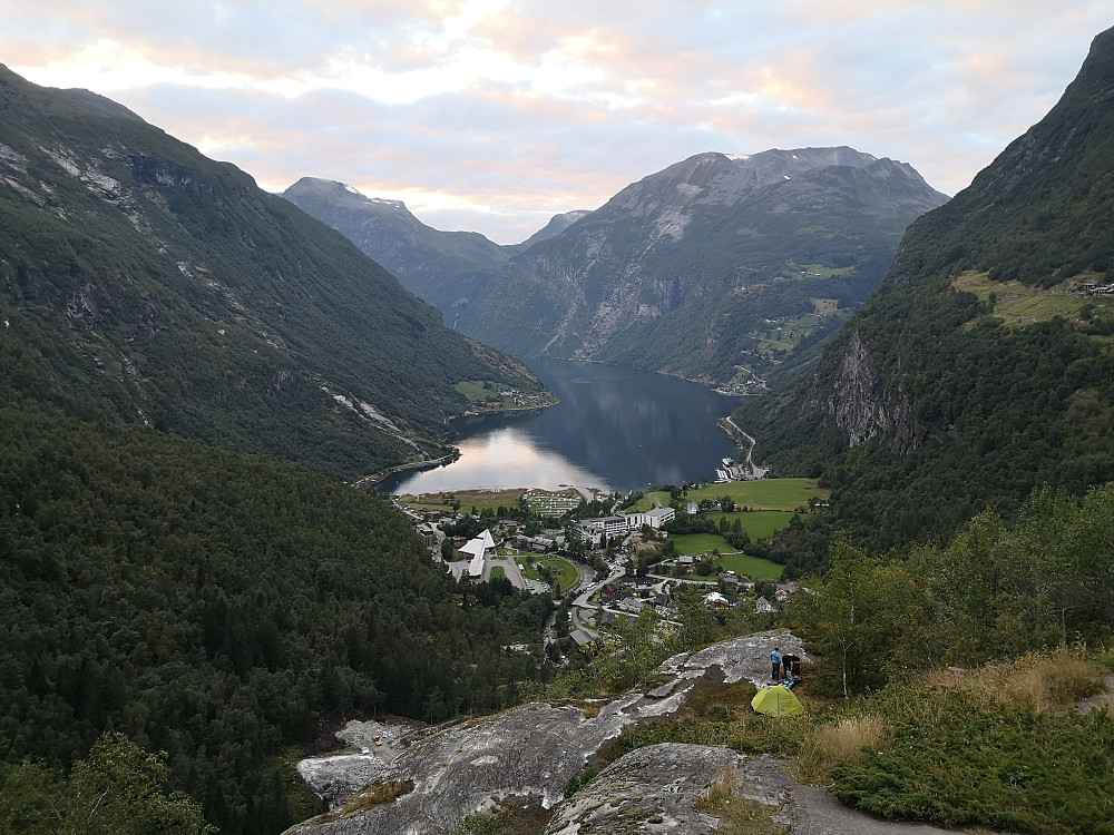 Tilbake ved parkeringen ved Flydalsbuvsteinen. Her flott utsikt mot Geiranger. Satser på at teltfolket ikke våkner til en vindfullt natt! 