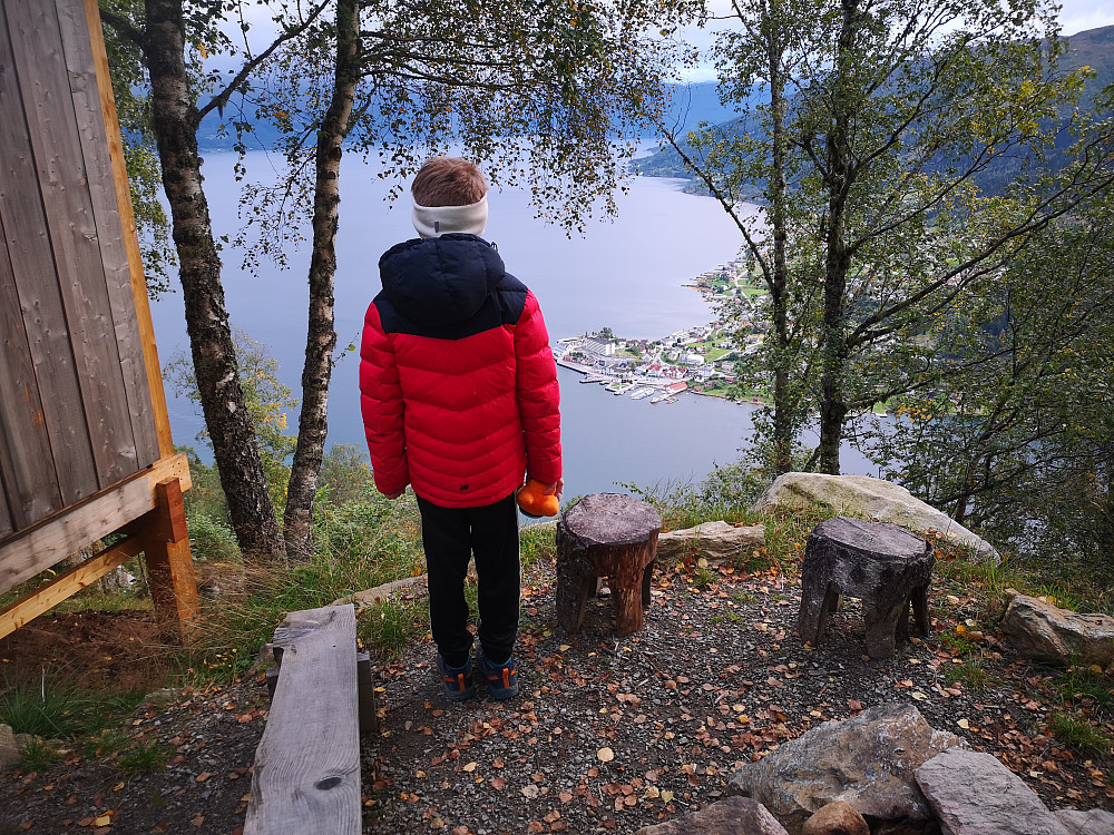 Liten beinstrekker ned til hytta/Gapahuken fra parkeringsplassen..
Flott utsikt og utrolig flott plass, hvor det er mulig å fyre opp i vedovnen og kanskje også overnatte! 
