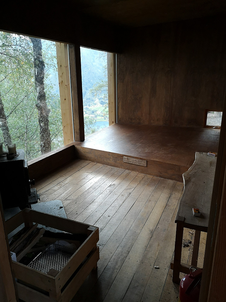 Liten beinstrekker ned til hytta/Gapahuken fra parkeringsplassen..
Flott utsikt og utrolig flott plass, hvor det er mulig å fyre opp i vedovnen og kanskje også overnatte! 