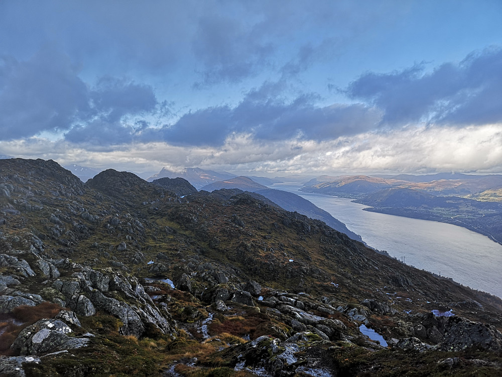 Plutselig var det lette utover fjorden