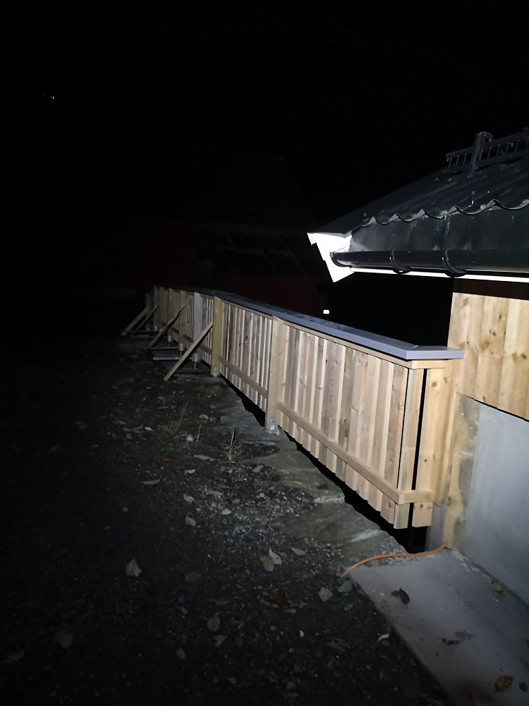 Ove hadde øktet på i løpet av dagen og jobbet seg ferdig med gjerdet ovenfor garasjen når Vinjar og jeg var på tur.
