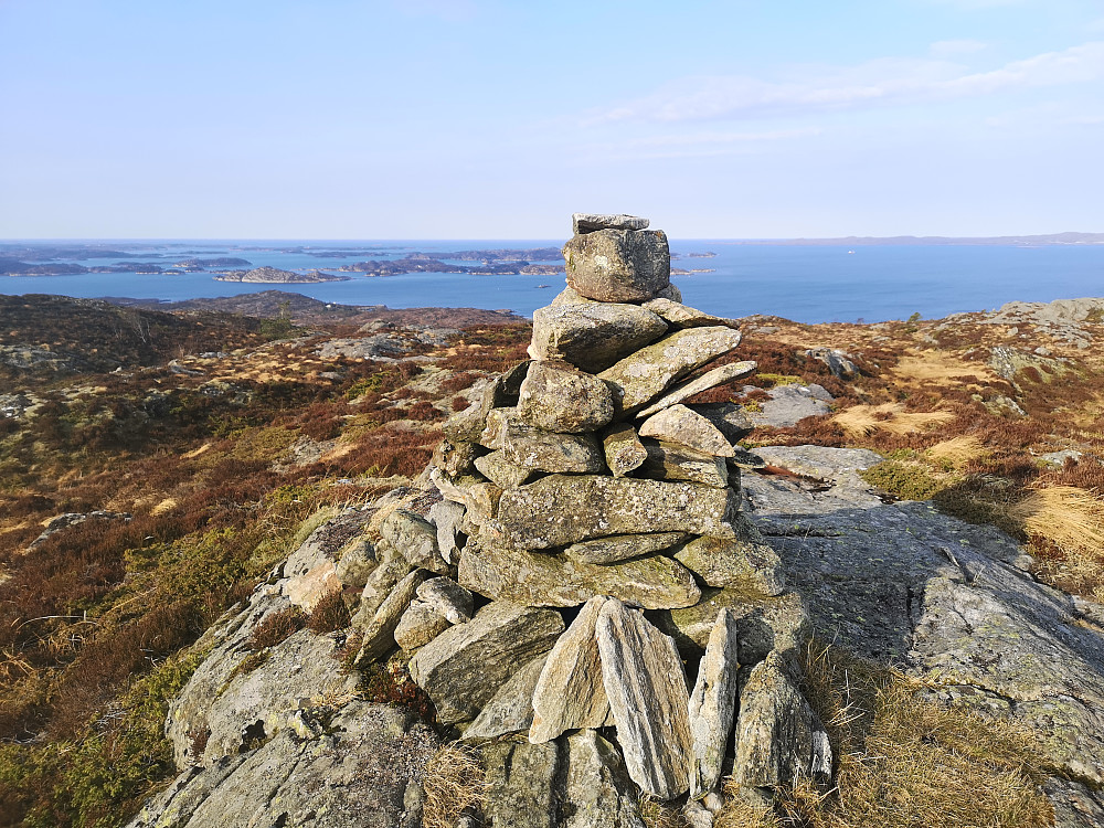 Straumefjellet, her var boks med trimpost og jeg ante at det måtte være en merket rute eller to oppover, noe som også stemte. Nedoversporet mitt er å anbefale!