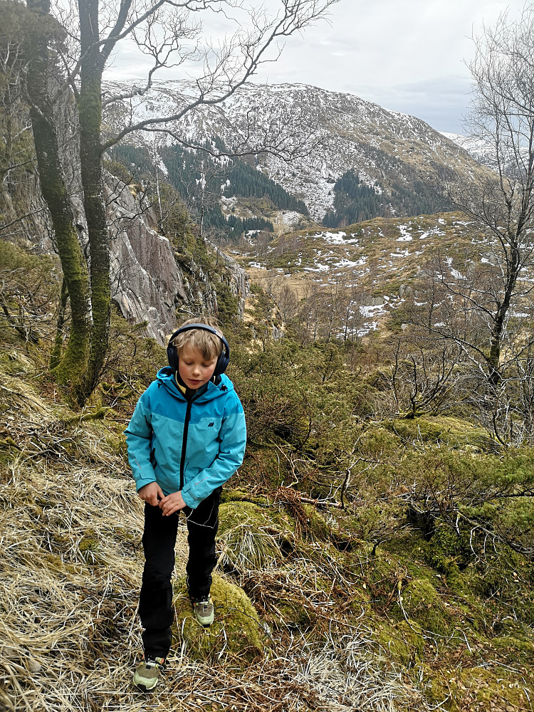 Vi tar av en liten kortere snarvei opp til Blåfjellet