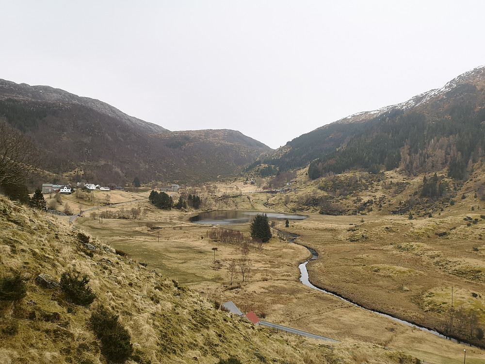 Vi ser mot parkeringen innerst i dalen, og bobilen