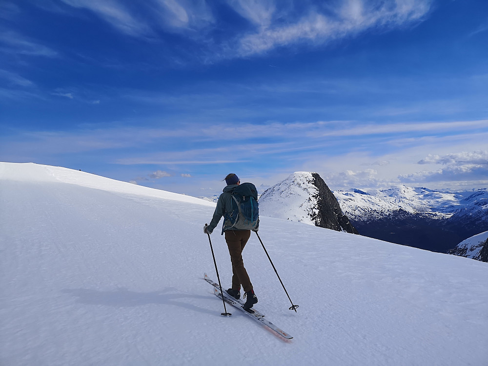 Maaike med Lisje-Toren i bakgrunnen