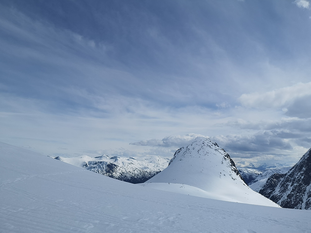 Ser to personer på vei i sida fra Laurdalen mot Lisje-Toren