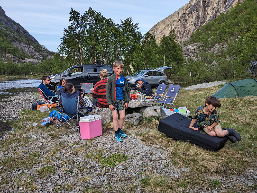 Kjekt og sosialt med internasjonalt miljø ved camp i Førdsdalen 