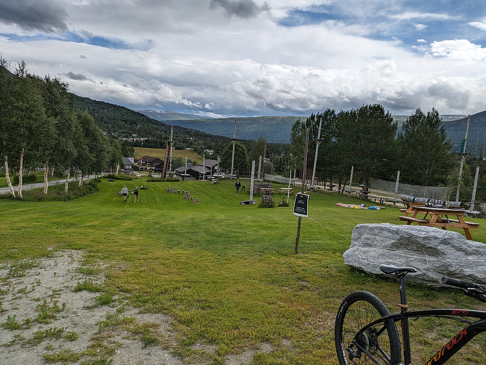 Flott klatrepark i grønne omgivelser