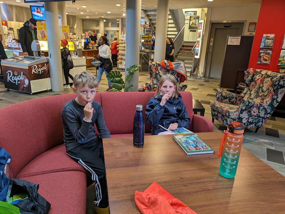 Bibliotekstund og matpause i regnværet 