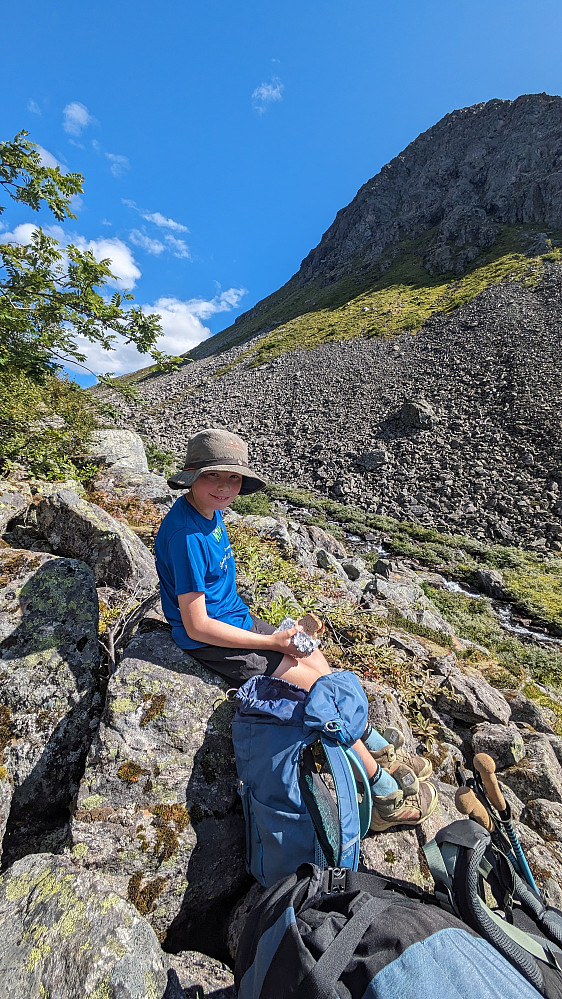 Liten pause etter skogen, med litt væske og energipåfyll og samling av troppene før vi fortsatte mot hytta. 