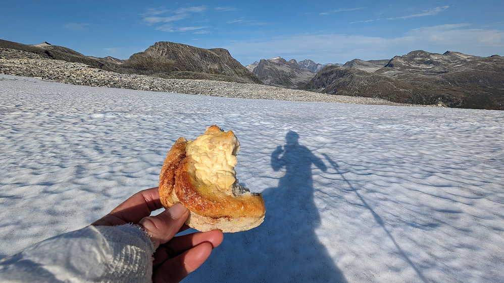 Nyter god bakst fra min faste kaffebar og kjære frisør Berit