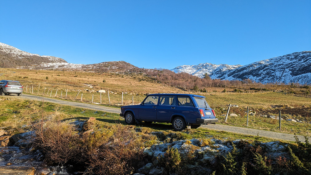 et klenodium av en bil, parkert ved støylen av noen østeuopeere som var på vei oppover :-)