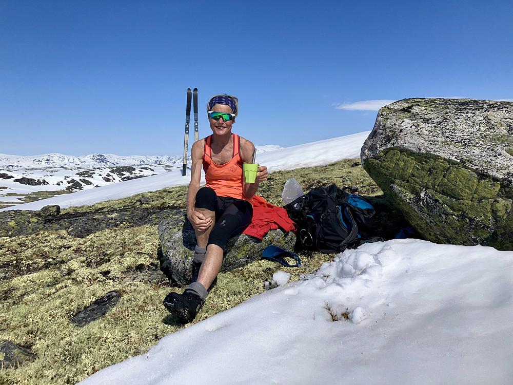 Skålanosi, nyter kaffe og hjemmebakt solskinnsbolle i sola