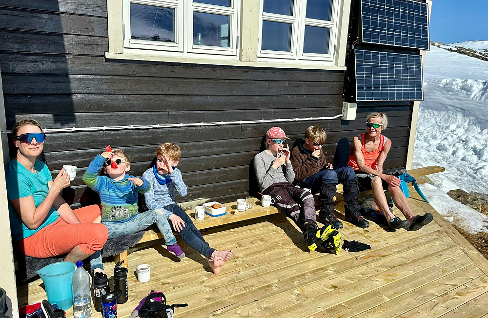 Ettermiddagskos i hytteveggen