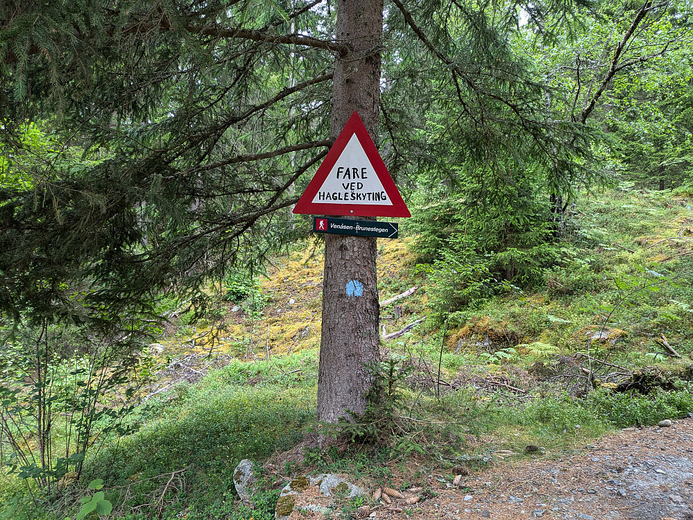 Hyggelig skilt ved stistart, like ved innkjøring forbudtskiltet