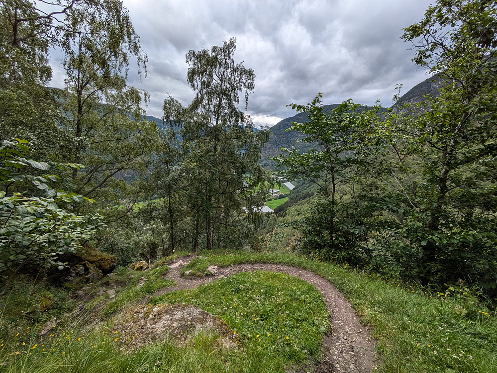 Den flotte stien ned igjen mot Lærdal 