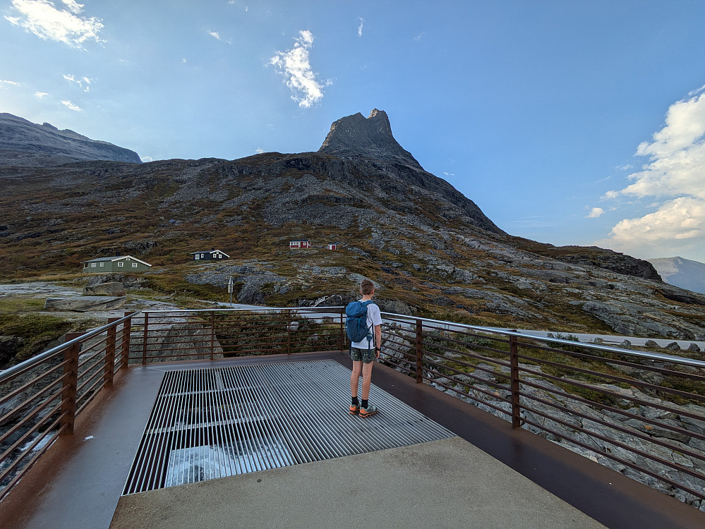 Må bort og kikke ned mot Trollstigen 