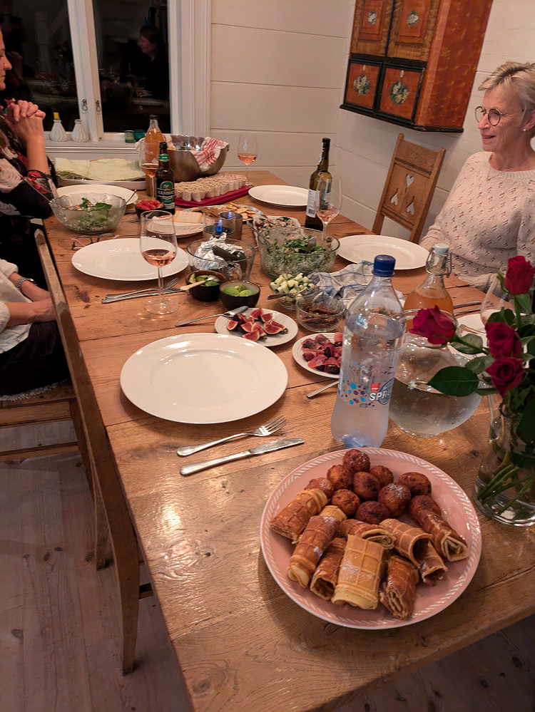 Alle bidro med gode retter, og det ble ble sjølvsagt altfor mye mat �
