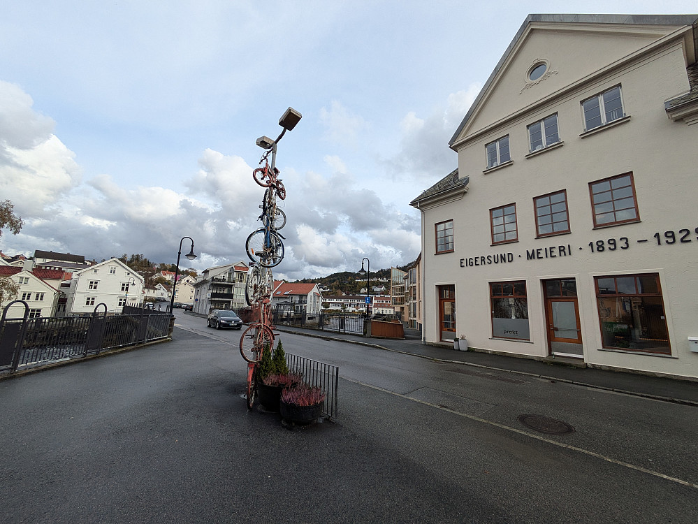 Eigersund sentrum og bygget hvor mamma bor