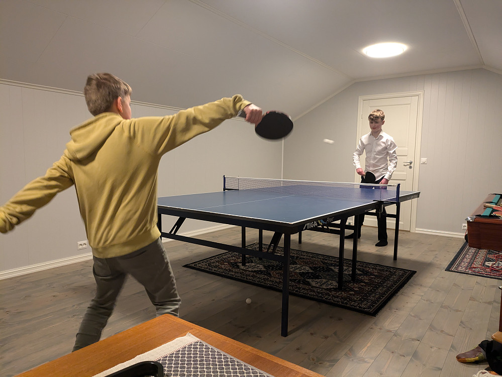 Vinjar fikk seg en kjekk bordtennisøkt sammen med fetteren Aleksander etter middagen 