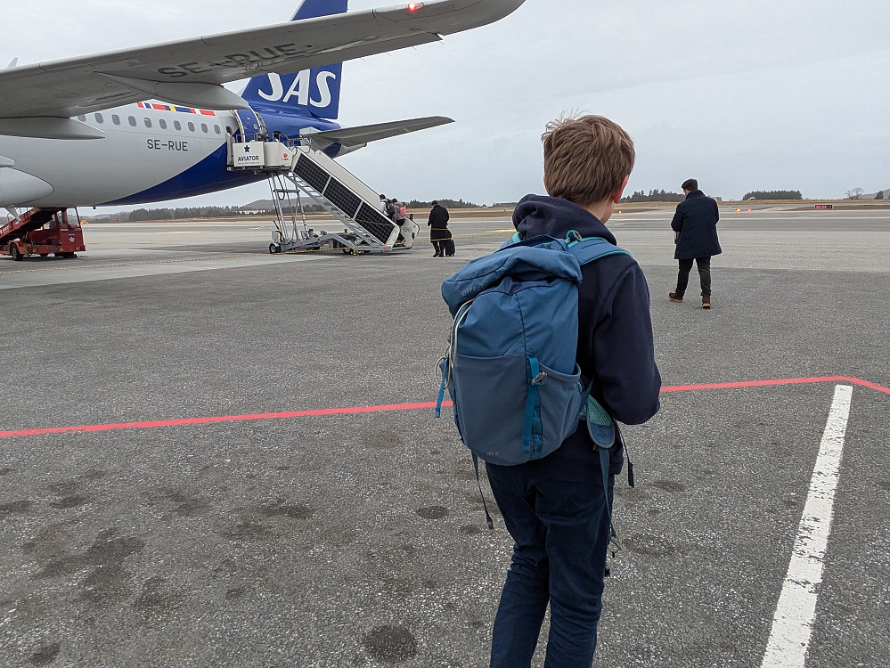 Forventningsfull og uanende om reisemålet , men vet nå at vi først skal til Oslo 