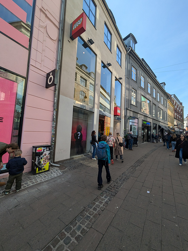 Ankommer Legobutikken 