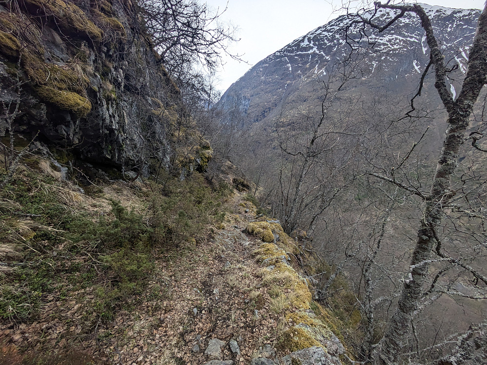 Den bratte returen ned igjen mot Råsdalen