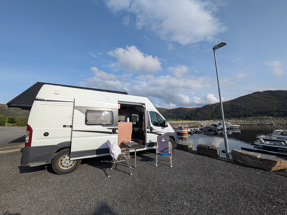Flott bobilparkering i Gurskebotn