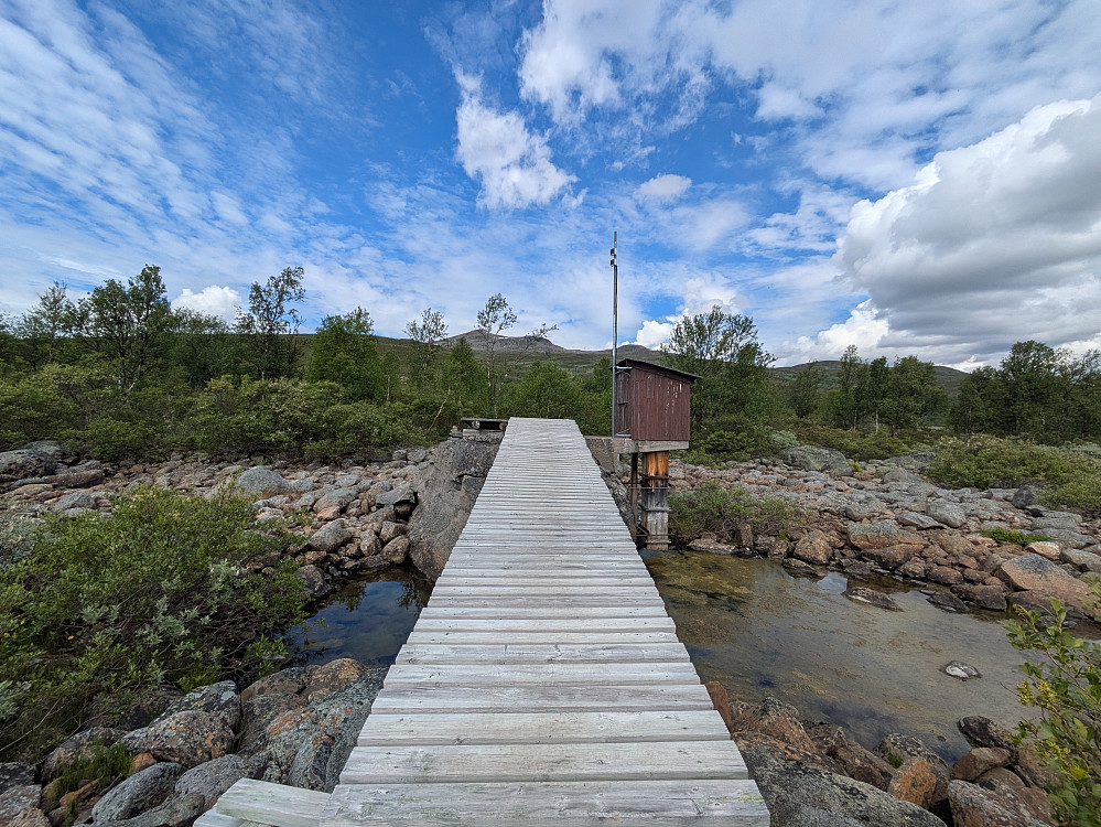Bru over tørrlagt elv ved Heimdalsoset 