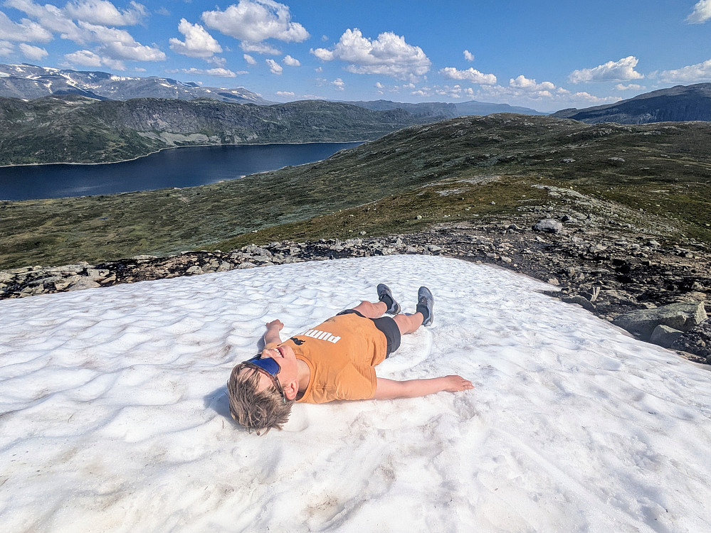 Avkjøling i snøen på vei opp til Vesle Sendehornet 